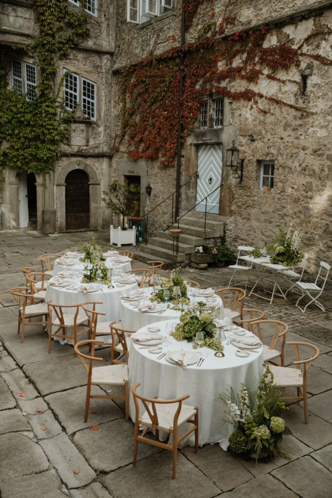 mediterraner Innenhof mit Tischsetting