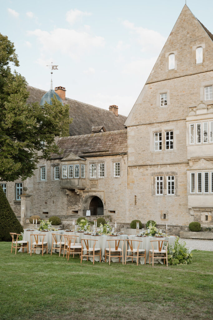Wasserschloss Hülsede mit Dinnertafel