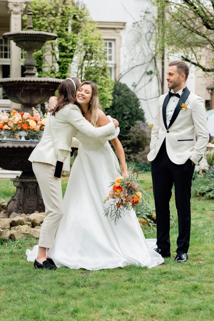 Brautpaar mit Hochzeitsplanerin